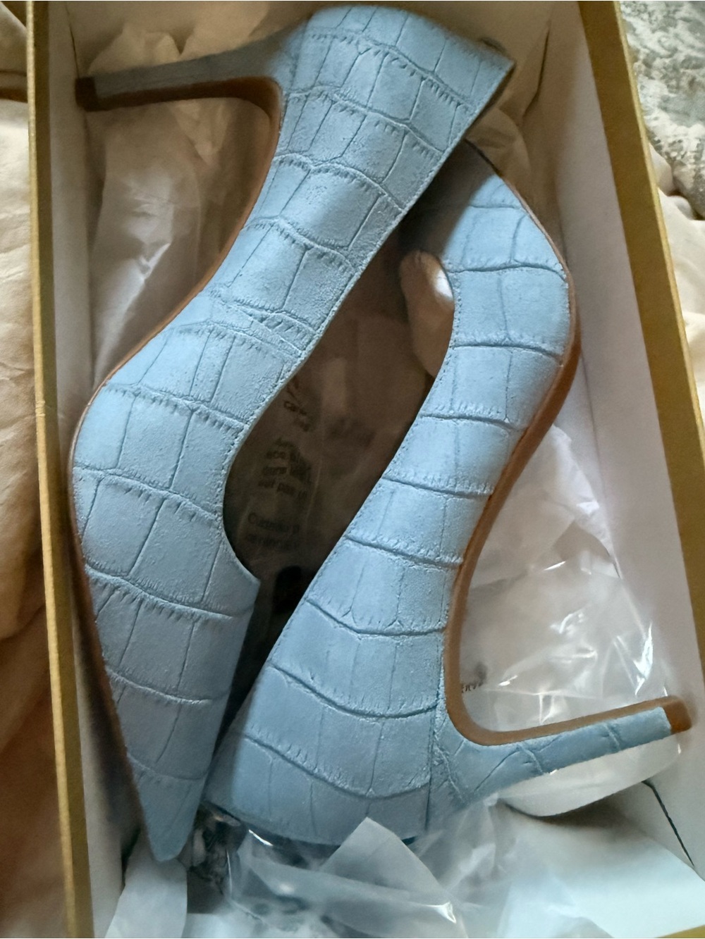 Michael Kors Light Blue Croc-Embossed Pointed Toe Pumps
Suede material